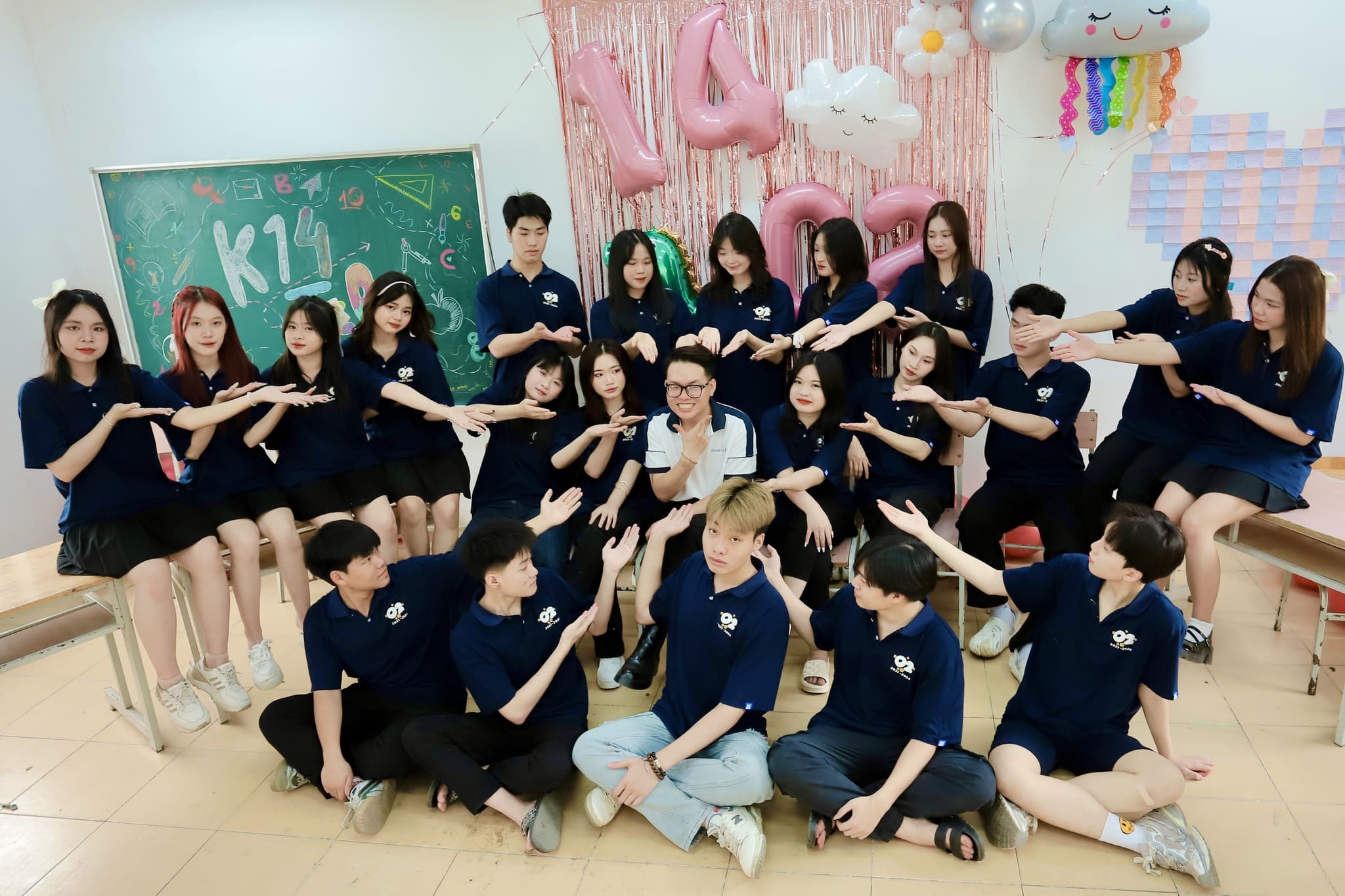 TẬp ThỂ LỚp K17cĐ01 2