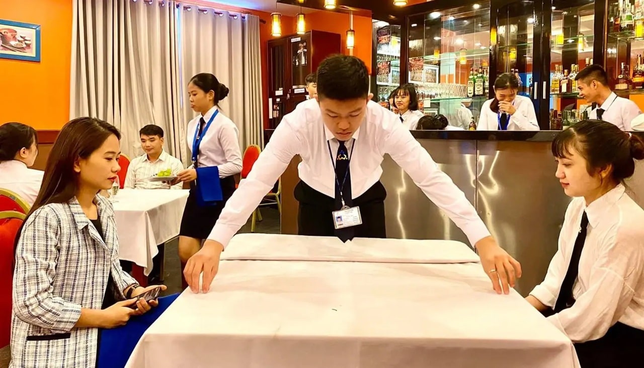 Nghiep-vu-nha-hang-khach-san-1-min