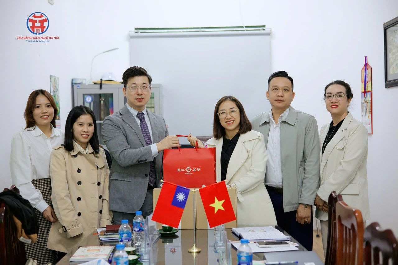 Z7263010419033_1866c52b4ae3d25da1b4c79862c71ae4-min